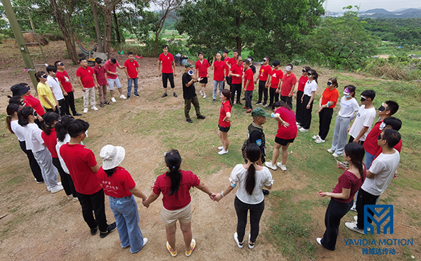 賣上銀導(dǎo)軌的小女孩公司團(tuán)建3